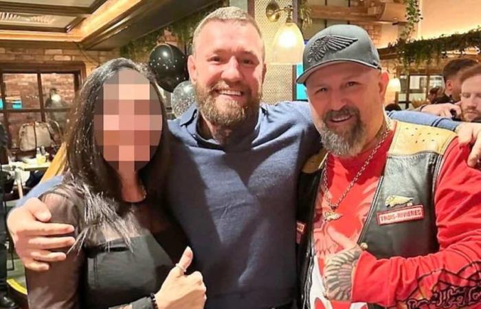 Conor McGregor con un influente Hells Angels di Trois-Rivières, in un bar a Dublino, Irlanda