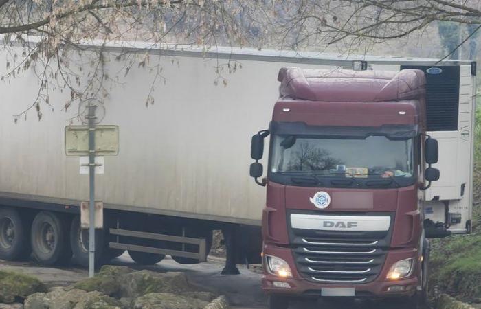 l’incredibile disavventura di un semirimorchio costretto ad attraversare un guado sul fiume Aveyron