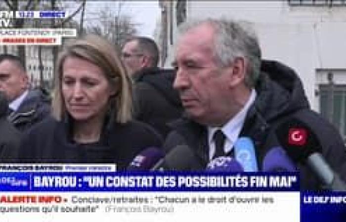 Il primo ministro François Bayrou parla dopo l’incontro con le parti sociali