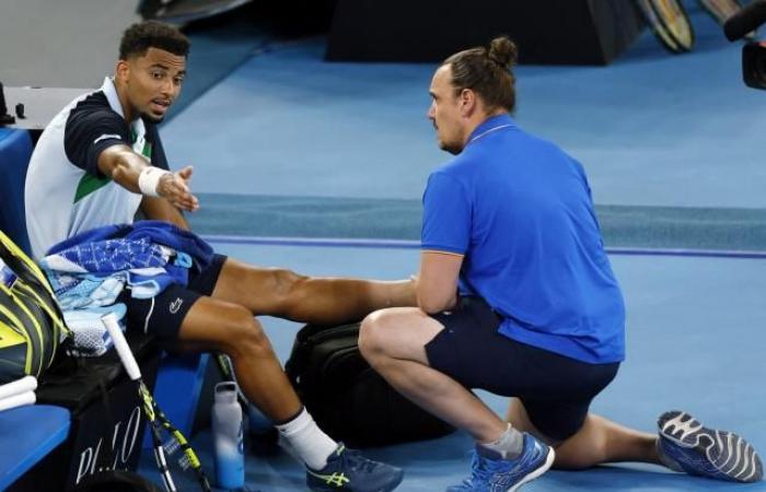 Arthur Fils deluso dopo il suo ritiro contro Ugo Humbert agli Australian Open