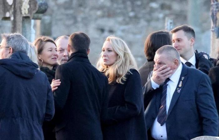 Marion Maréchal accompagnata dal marito italiano e dalle figlie nel salutare Jean-Marie Le Pen