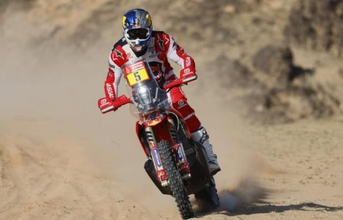 Daniel Sanders vince la Dakar tra le moto, nuovo podio per Van Beveren