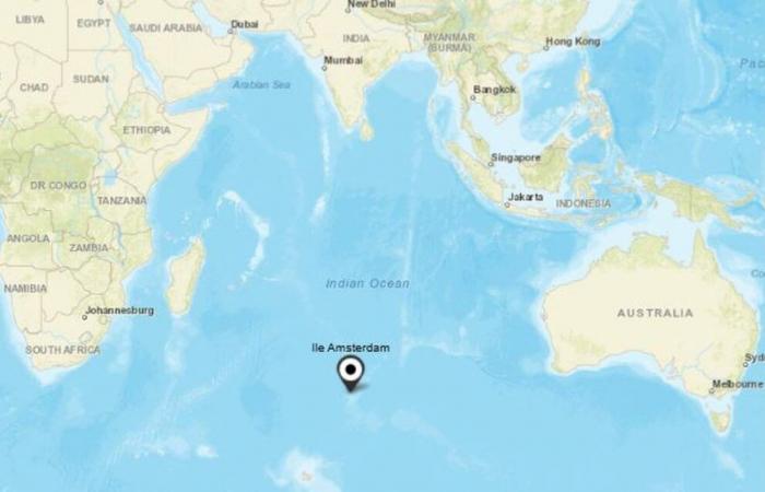 Nell’Oceano Indiano, l’isola francese di Amsterdam è stata completamente evacuata dopo un grande incendio