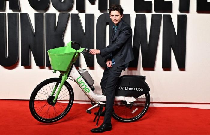 Timothée Chalamet multato per essere arrivato alla première in bicicletta