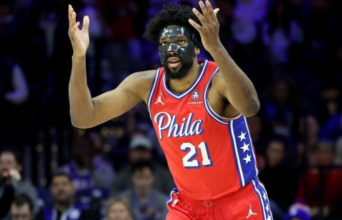 Joel Embiid si è infortunato nuovamente al ginocchio sinistro