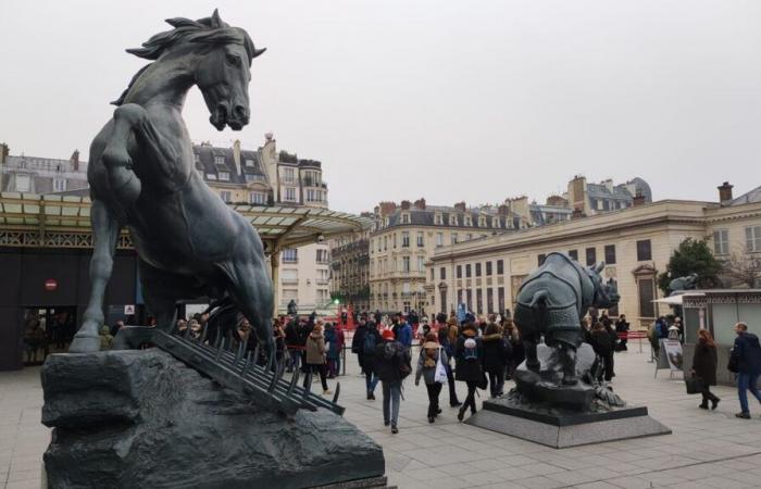 braccialetti anti-aborto posti sulle statue del museo d’Orsay nel cuore della notte