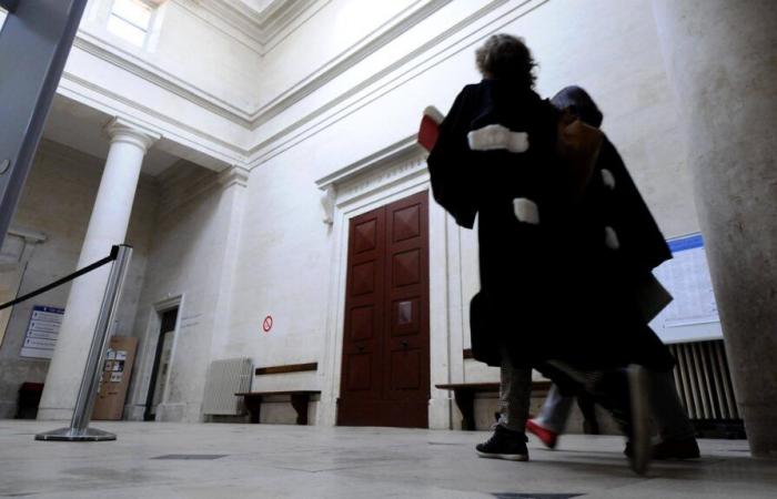 odioso in udienza, l’imputato costringe i ricorrenti a lasciare l’aula