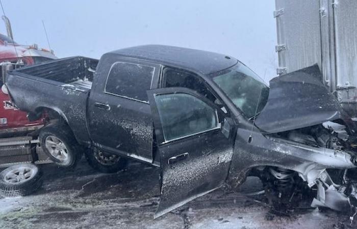 Una bufera di neve provoca lo schianto di centinaia di veicoli nel sud di Manitoba