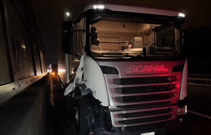 camion si scontra con una BMW ferma – ingorgo sulla A1