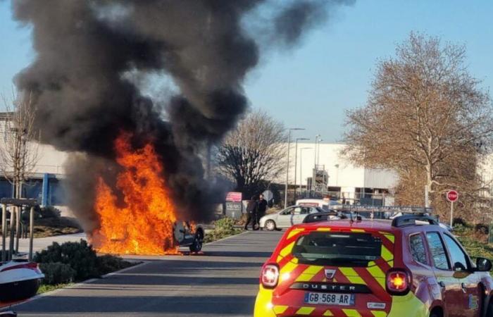 Valchiusa. Un’auto in fiamme nella zona commerciale Auchan Le Pontet