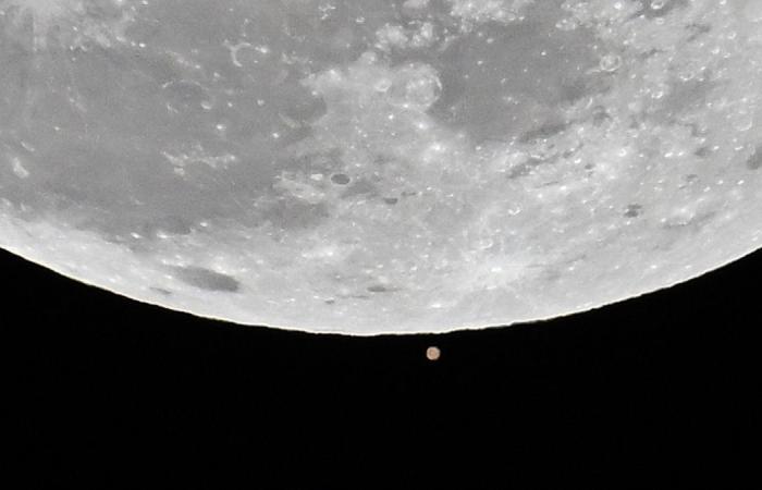 Un’incredibile “linea retta” tra la Terra, la Luna e Marte ha illuminato il cielo ieri sera