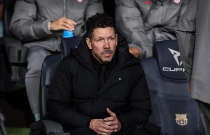 L’allenatore dell’Atlético Diego Simeone scherza sull’arbitraggio del Real Madrid (Coppa di Spagna)