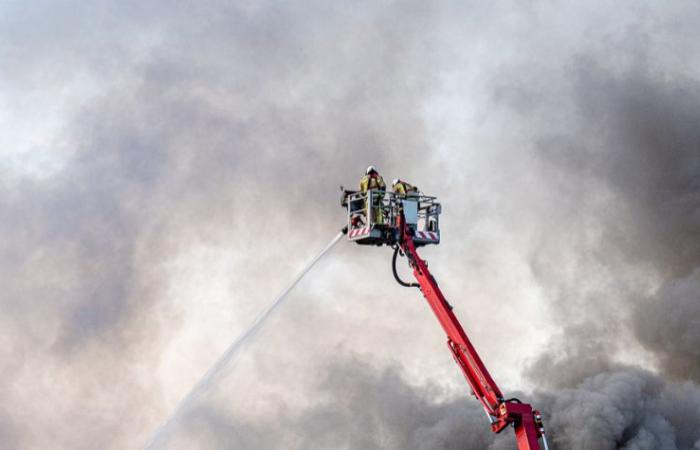 un uomo muore in un incendio in un appartamento