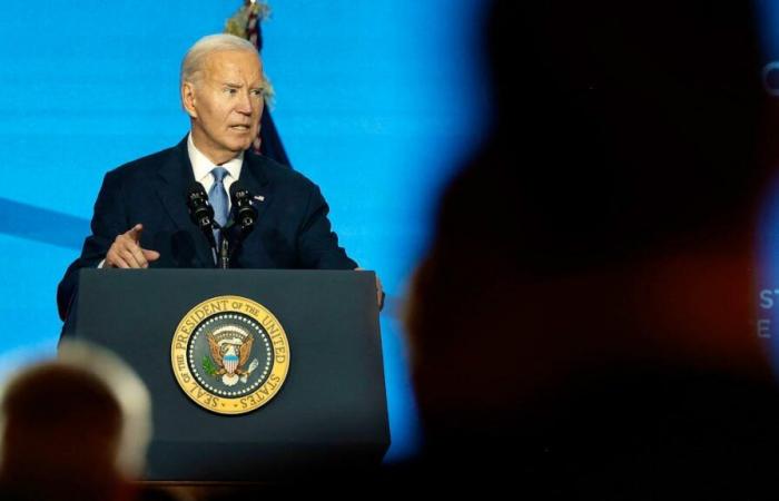 Joe Biden commuove 2500 pettini