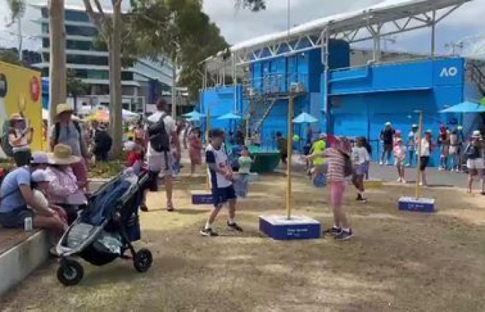 Tra gare di sosia e dimostrazioni di acrobazia, quando l’Australian Open diventa un parco divertimenti per attirare il suo pubblico