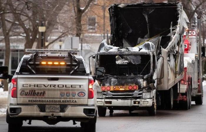 Il camion prende fuoco dopo essersi scontrato con il palo della luce