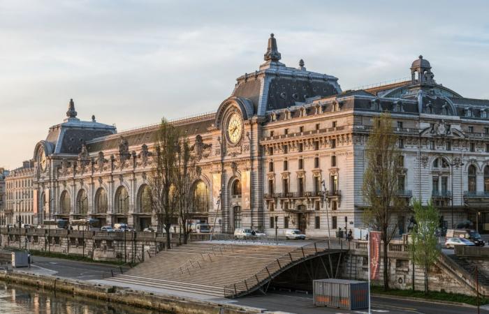 a margine del 50° anniversario della legge Velo, braccialetti anti-aborto deposti davanti al museo d’Orsay