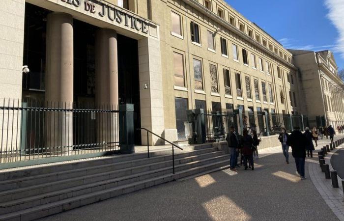 un uomo sospettato di aver commesso l’omicidio della madre è stato deferito alla procura di Nîmes