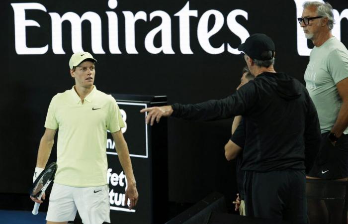 Jannik Sinner supera facilmente Marcos Giron per continuare la difesa del titolo agli Australian Open.