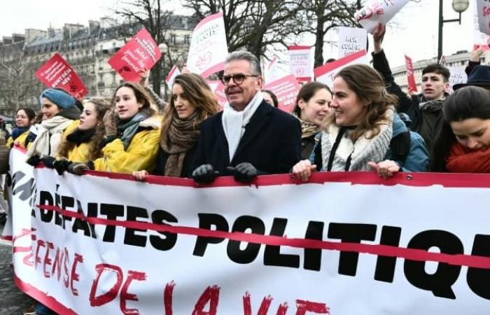 NousToutes irrompe nella marcia “per la vita” a Parigi