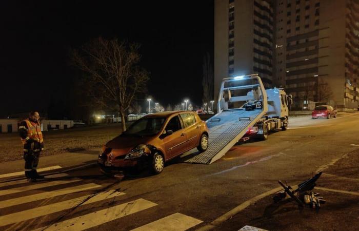 Prende in prestito l’auto del suo amico e finisce per sbattere contro un muretto.