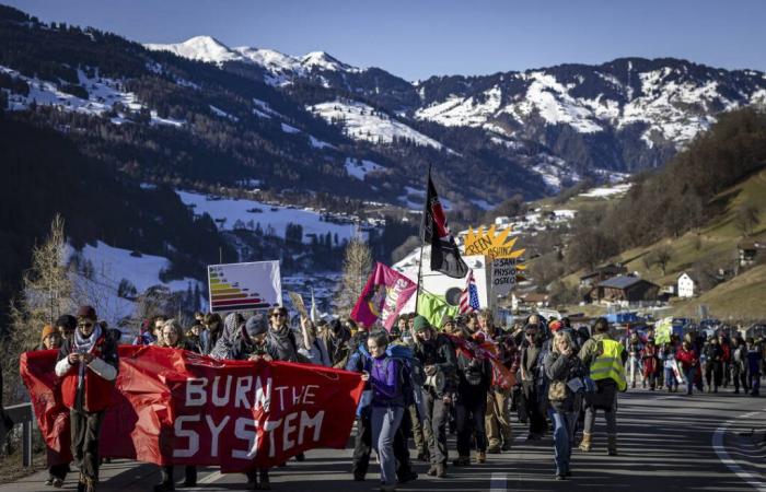 350 persone manifestano contro il WEF nei Grigioni