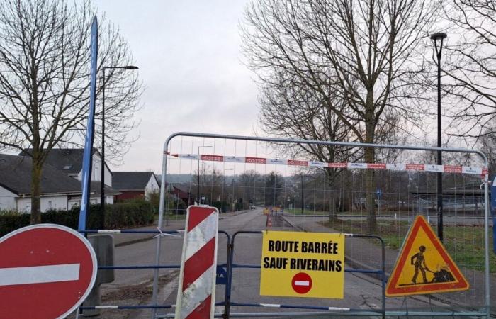 A ovest di Alençon, lungo la piscina Alencéa in costruzione, rue Luther-King chiusa al traffico