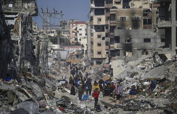 Migliaia di sfollati di Gaza tentano di tornare a casa