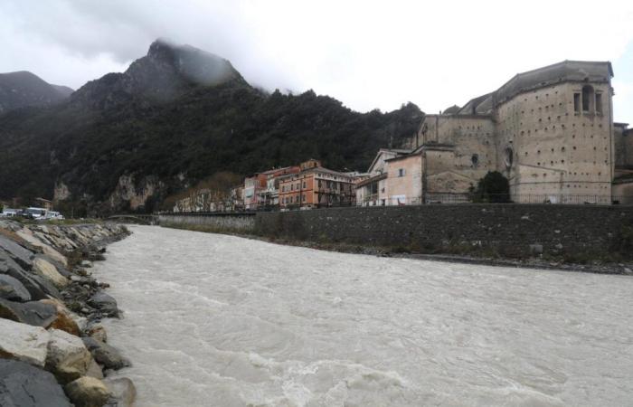 Dalla Bretagna alle Alpi, questi sindaci che lottano per garantire il proprio comune