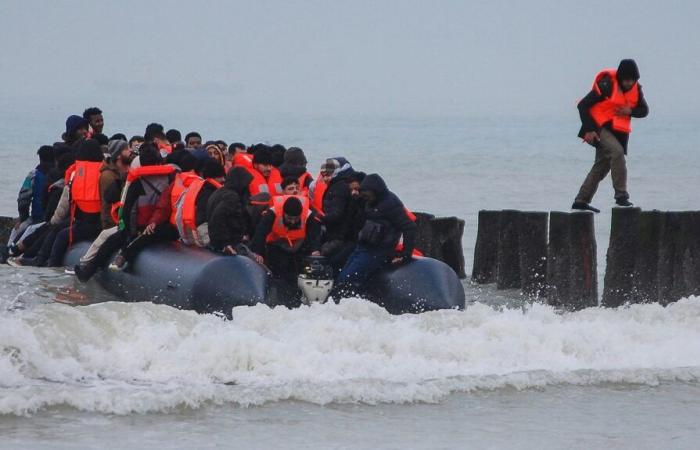 I soccorritori salvano 68 migranti a bordo di una barca in mare al largo di Calais