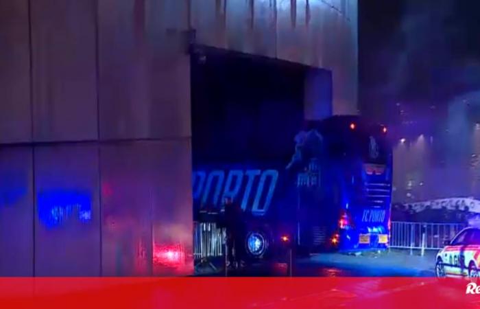 Gli ultras dell’FC Porto ricevono l’autobus della squadra a Dragão con insulti, fiaccole e petardi – Video