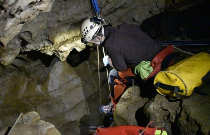 In una delle grotte più grandi del Gard, gli esploratori si immergono per riportare alla luce l’ignoto