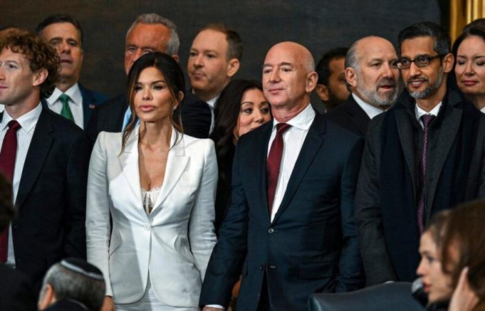 La fidanzata di Jeff Bezos suscita reazioni negative all’insediamento di Trump con un outfit ispirato alla lingerie