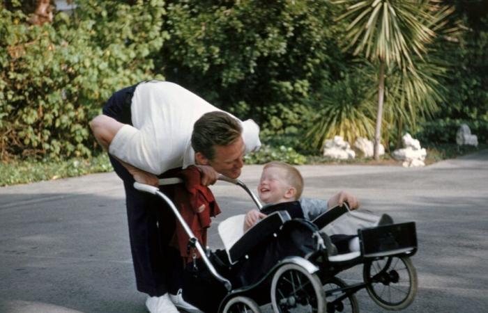 Kirk Douglas nella sua casa di Beverly Hills, in alcune foto d’epoca