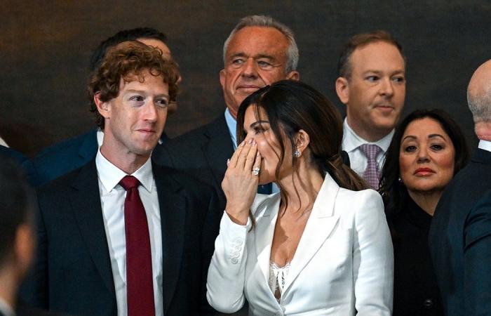 La fidanzata di Jeff Bezos suscita reazioni negative all’insediamento di Trump con un outfit ispirato alla lingerie