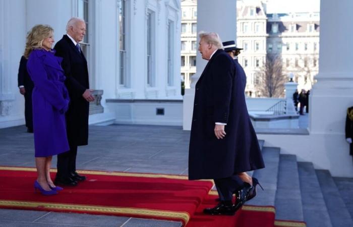 I Biden accolgono i Trump alla Casa Bianca prima della cerimonia di inaugurazione