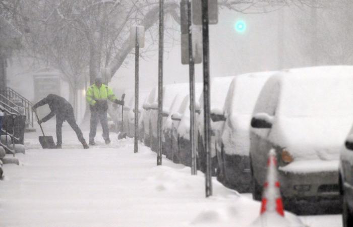 Le previsioni di neve aumentano per domenica in alcune zone mentre la tempesta si sposta verso sud e verso est