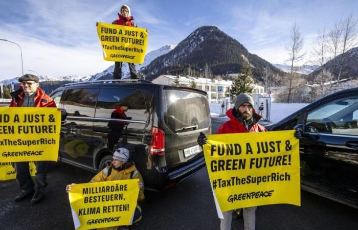 Gli attivisti di Greenpeace bloccano l’accesso all’eliporto di Davos