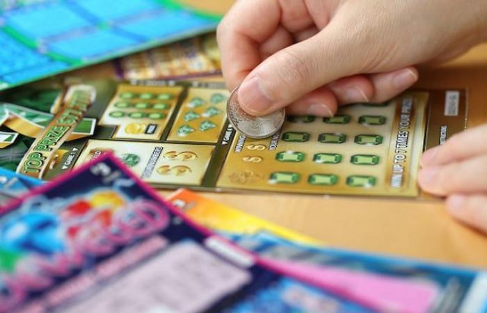 Esclusa da un viaggio di famiglia, vince alla lotteria e si vendica nel miglior modo possibile