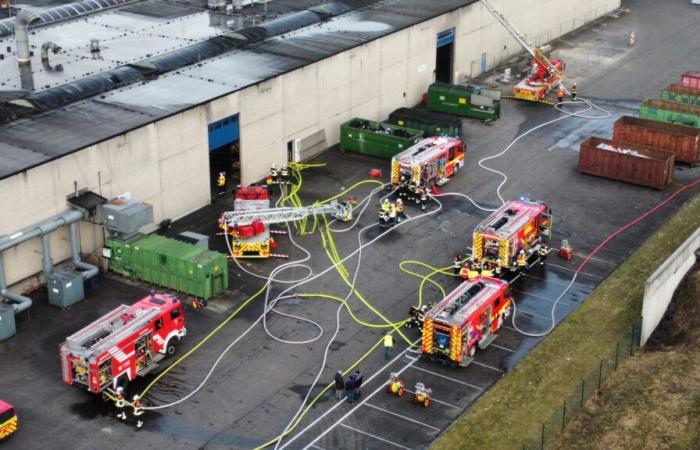 Una macchina prende fuoco in una fabbrica a Rodange