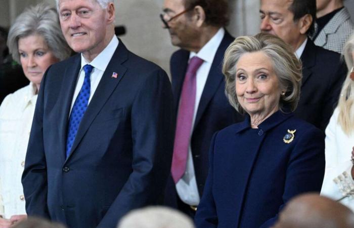 Hillary Clinton ride mentre Trump condivide il piano per rinominare il Golfo del Messico nel discorso inaugurale