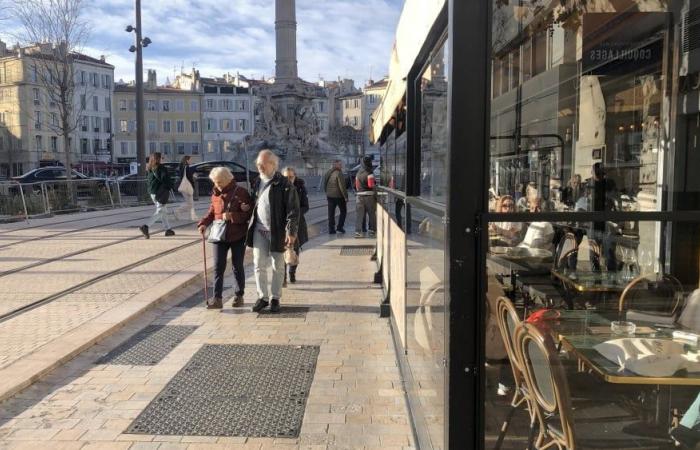 La città e l’architetto edile francese accusano il Masséna Café di occupare illegalmente uno spazio pubblico