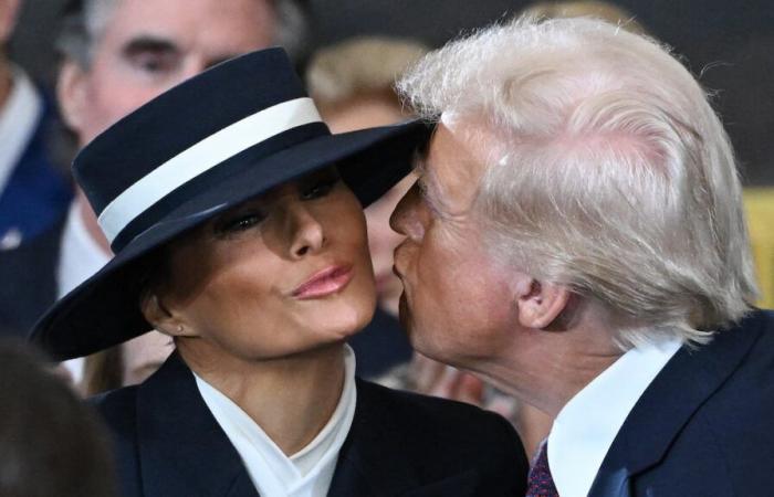 Melania non riesce a baciare suo marito a causa del suo grande cappello