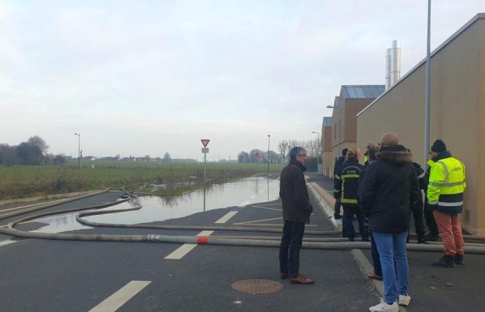 Vicino a Pont-Audemer, grande alluvione in un college nuovo di zecca