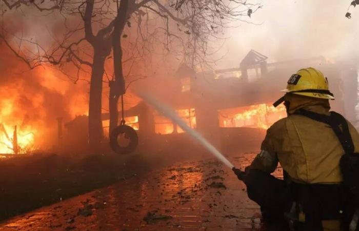 i vigili del fuoco sono preoccupati per il ritorno di forti venti questo lunedì mentre continuano a combattere gli incendi a Los Angeles