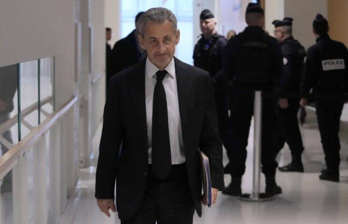 “Mi rende sporco rispondere a domande del genere”, afferma Sarkozy