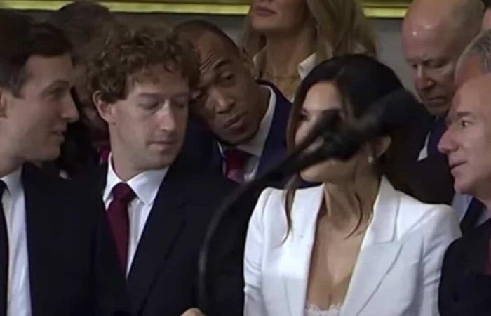 Mark Zuckerberg sorpreso a guardare il décolleté della fidanzata di Jeff Bezos