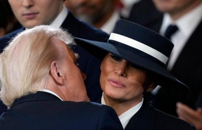 Il momento virale del “no kiss” di Donald e Melania Trump all’inaugurazione