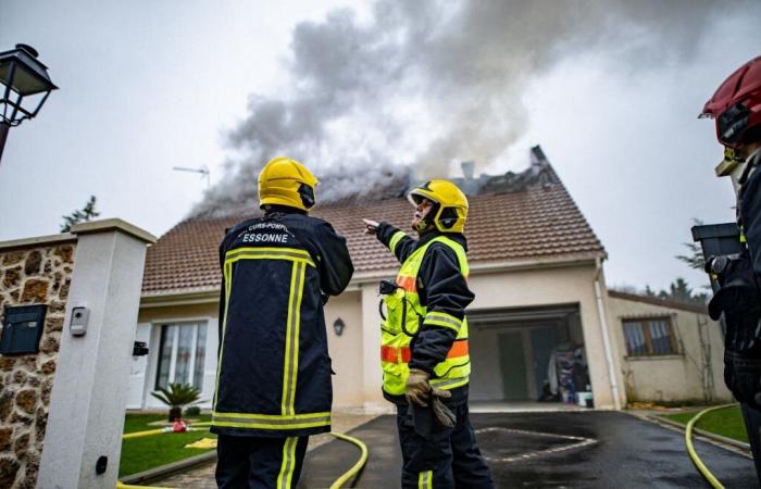 il tetto di una casa prende fuoco, una famiglia si trasferisce