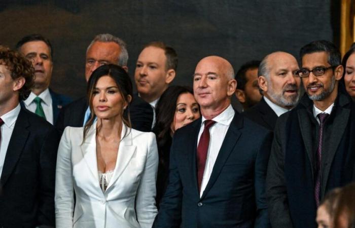 L’outfit total white di Lauren Sanchez, fidanzata di Jeff Bezos, era fuori posto sotto il Campidoglio?